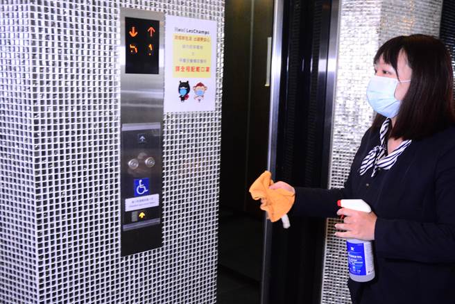 包括麗翔飯店花蓮館在內的旅館同業公會成員，都加強防疫工作強化各角落消毒。（王志偉攝）