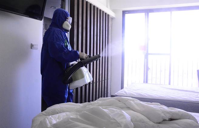 麗翔飯店今請來專業人員進行整館消毒，走廊、大廳、房間都全面大消毒。（王志偉攝）