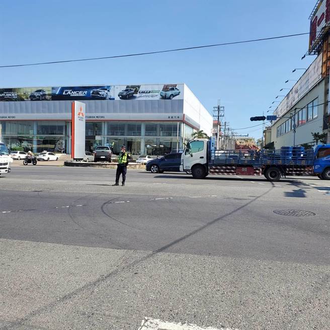 台南永康警方在中正北路与永安路口由盐行派出所员警现场手势疏导。（永康警分局提供／曹婷婷台南传真）