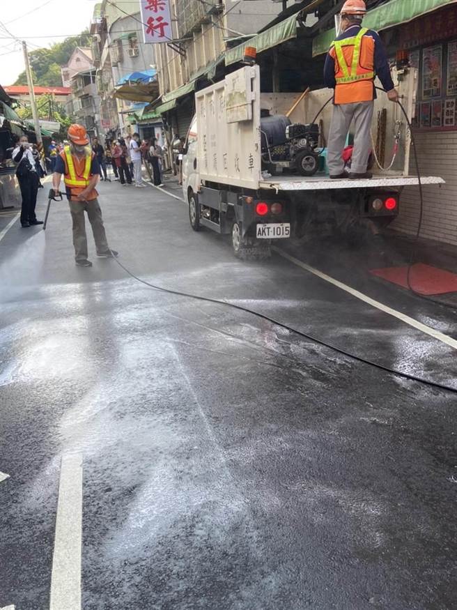 新北市五股區某里長確診新冠肺炎，該里長除了9日曾出席大型母親節活動外，8日還曾參加新北市某國小志工隊的餐會，與志工在台上近距離合影，且沒戴口罩。圖為新北市大清消。（戴上容攝）