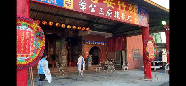 万华茶室女确诊者5月7日随着进香团，搭乘游览车停留在鹿港镇竹安宫，已全面消毒。（彰化县政府提供／吴敏菁彰化传真）