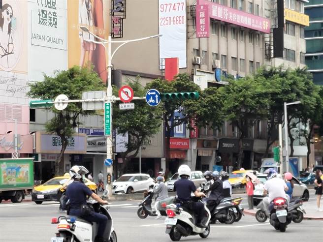 交通警察出动指挥交通。（胡欣男摄）