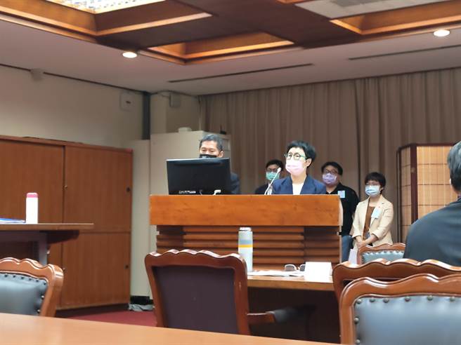 文策院董事長丁曉菁多次為《CCC》系列爭議致歉，表示絕對會檢討，「我們很努力，但顯然不夠好。」文化部長李永得也表示，希望文策院2周內解決這些問題。（王寶兒攝）