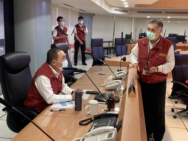 新北市长侯友宜进驻灾害应变中心。（新北市消防局提供）