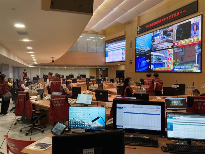 新北市长侯友宜进驻灾害应变中心。（新北市消防局提供）