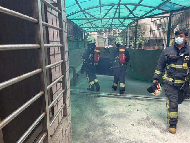 新北市消防人员前往火警案查看。（新北市消防局提供）