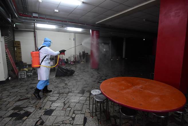 芳苑普天宫昨天已经立即进行全庙的环境大消毒，今天县府协请芳苑乡公所清洁队，再度到宫庙与周边进行全面大消毒。（谢琼云摄）