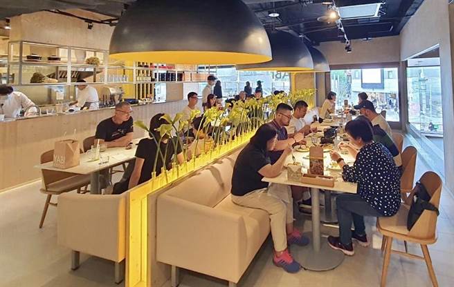 瓦城新开YABI KITCHEN诚品南西店，刚开幕即获优异成绩，首个假日最高翻桌率逾6次。（瓦城提供）