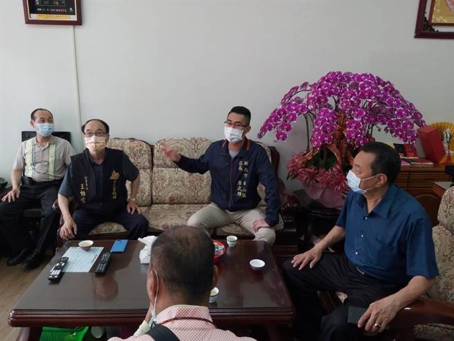 金山区长廖武辉与慈护宫董、监事商议延期举办二妈回娘家活动。（金山区公所提供）