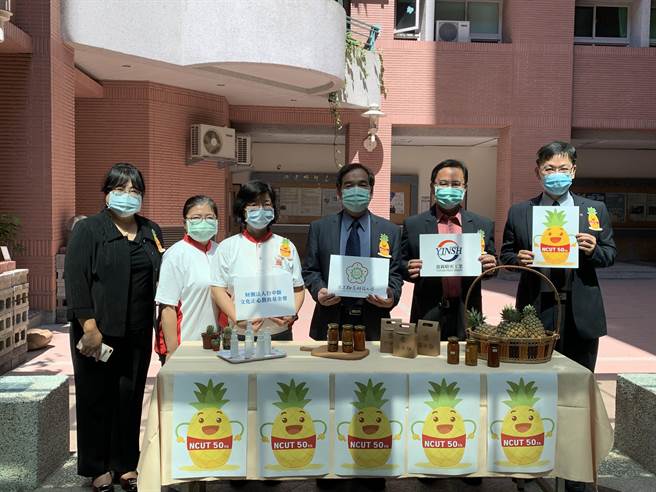 盈锡精密公司捐赠凤梨给勤益科大，校方结合文化正心基金会制作成果酱，将剩食变美食。（林欣仪摄）