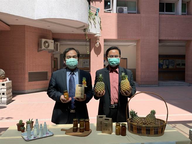 盈锡精密公司总经理巫有崇（右起）捐赠凤梨给勤益科大，校方结合文化正心基金会制作成果酱，将剩食变美食。（林欣仪摄）