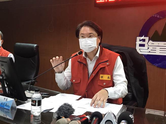 基隆市长林右昌表示，为防范疫情，市府同仁即日起上班一律配戴口罩。（陈彩玲摄）