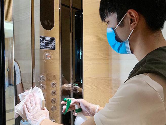 和逸飯店•高雄中山館_清潔消毒公共空間。（柯宗緯翻攝）