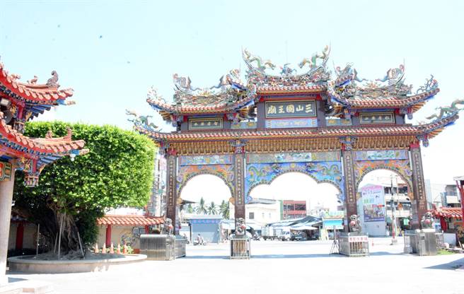 海豐三山國王廟迓男孫燈平安遶境活動，經廟方討論，決定如期舉辦，但縮減陣頭規模。（林和生攝）