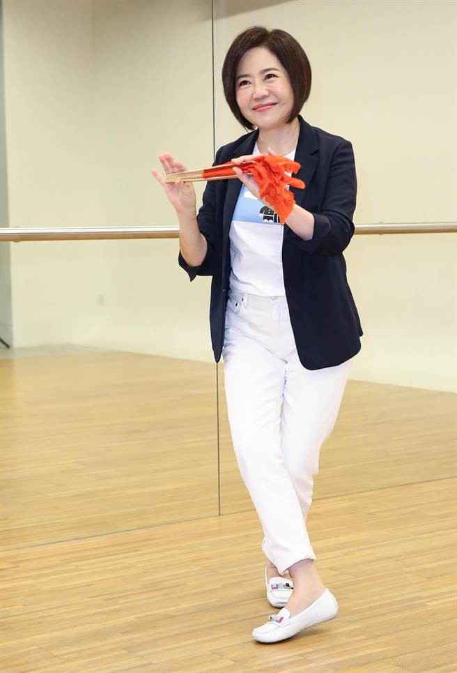 于美人为了节目500特辑勤练才艺。（陈俊吉摄）