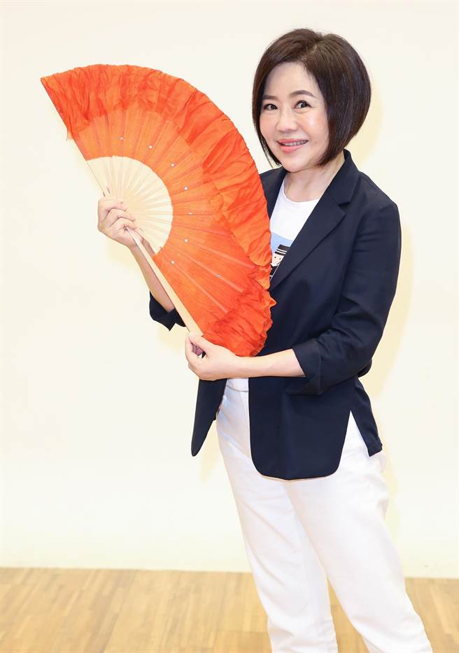 于美人为了节目500特辑勤练才艺。（陈俊吉摄）