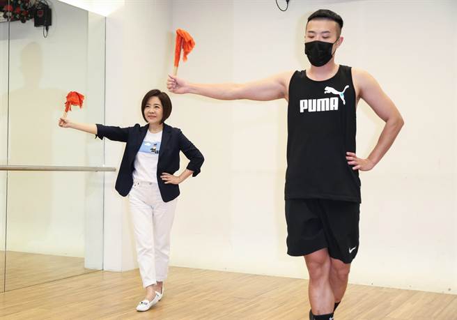 于美人为了节目500特辑勤练才艺。（陈俊吉摄）