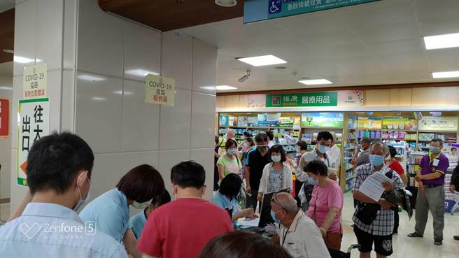 彰基施打AZ疫苗施打，倍数成长，大排长龙。（彰基提供／吴敏菁彰化传真）