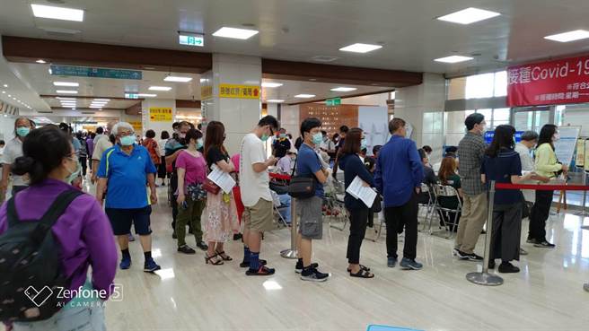 彰基施打AZ疫苗施打，倍数成长，大排长龙。（彰基提供／吴敏菁彰化传真）