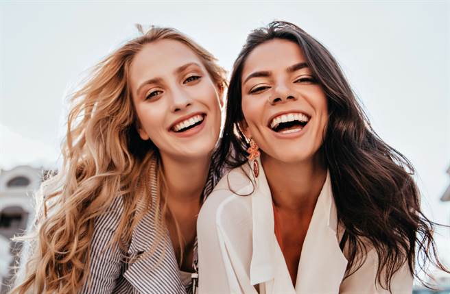 金牛女和摩羯女都属于个性内向的类型，不喜欢刻意社交，只有碰到喜欢的人才会主动交谈，一旦遇到兴趣相投的人，她们就会瞬间变得开朗且人来疯。（图／Shutterstock）