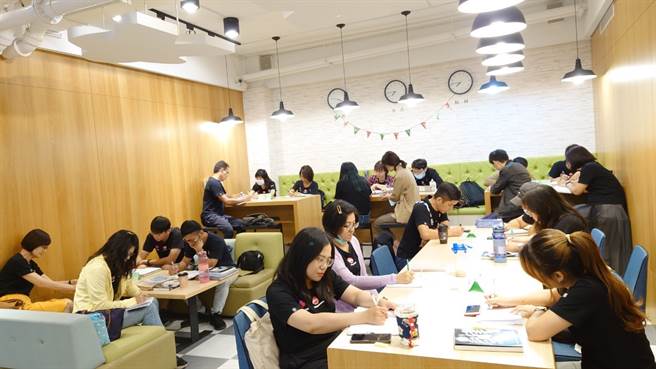 部门读书会响应阅读、悦读真幸福。(图/台湾艾玛提供)