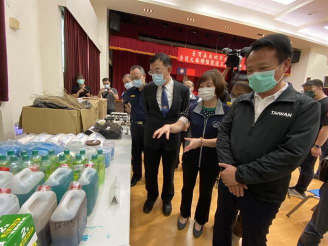嘉义县长翁章梁等人检视大麻产销用的农药及相关器具。（廖素慧摄）