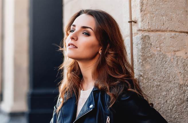 双子、巨蟹、处女及水瓶座的人最不愿意轻易踏入婚姻，就算谈恋爱也要谈很多年才会考虑结婚。（图／Shutterstock）