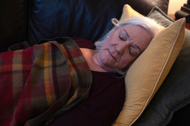 澳洲研究团队发现，长期夜间无意识地醒来的女性，因心血管疾病而死的风险高出近2倍。(图/路透社)