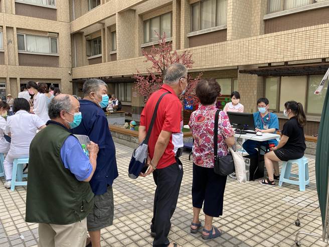 疫情升温，民眾施打疫苗变踊跃。（南投医院提供／廖志晃南投传真）