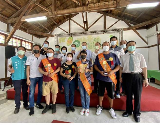 美浓区农会13日举办「网室木瓜品质评鑑竞赛」，分别由右3冠军郑宏光（妻）、右2亚军吴坤耀、及右5季军温予谦获奖。（林雅惠摄）