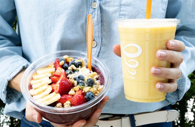 Jamba Juice主打运用全食物、蔬菜、水果及果汁制成果昔，除了天然水果所呈现的梦幻缤纷色彩，更可在果昔中添加乳清蛋白、胶原蛋白、奇亚籽等机能性补充品。（图／品牌提供）