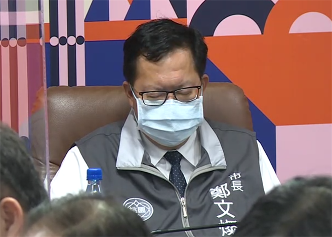 桃园市长郑文灿主持市政会议时，一度瞇上眼睛5秒钟，还点了头。（翻摄照片／赖佑维桃园传真）