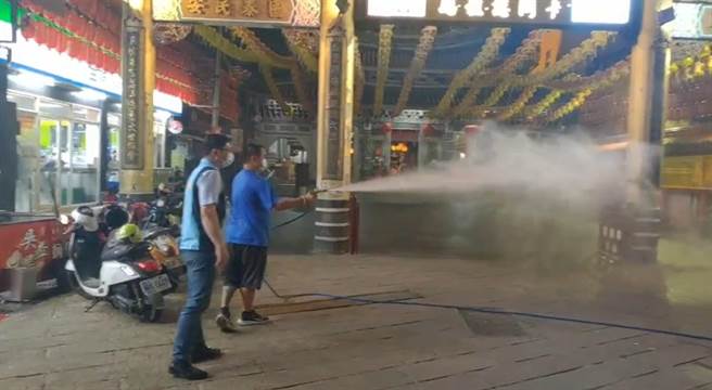 鹿港镇公所昨晚已针对镇内的公共场域，观光热络景点，包括天后宫广场和周边的商圈都进行大消毒。（鹿港镇公所提供／吴敏菁彰化传真）