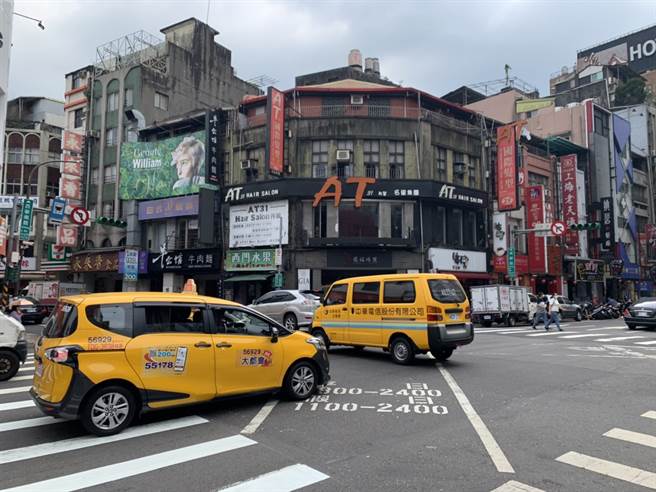 有网友在网路上发文认为搭电梯时遇上停电相当无助，询问网友是否有做什么事遇上停电相当惨的经验。（图／民眾提供）