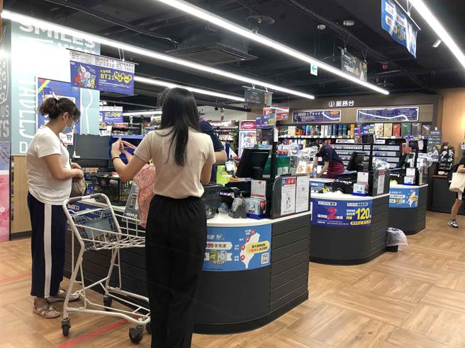 即使到了下班颠峰时刻人数依旧不多。（林欣仪摄）