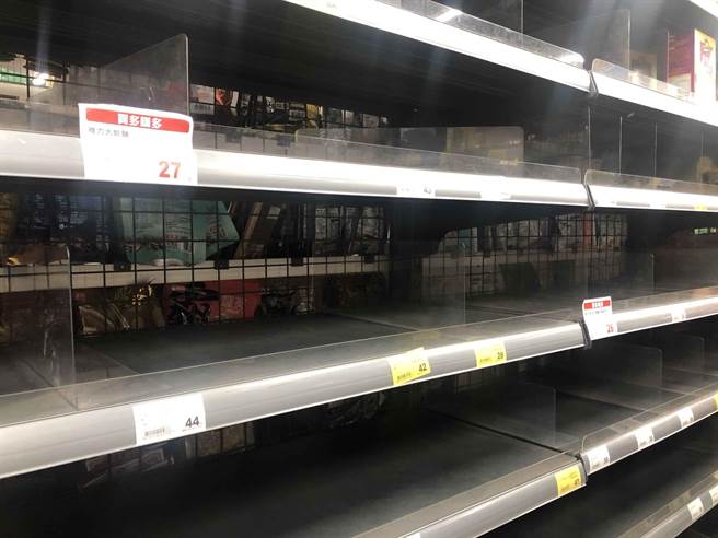 泡麵货架依旧冷清。（林欣仪摄）