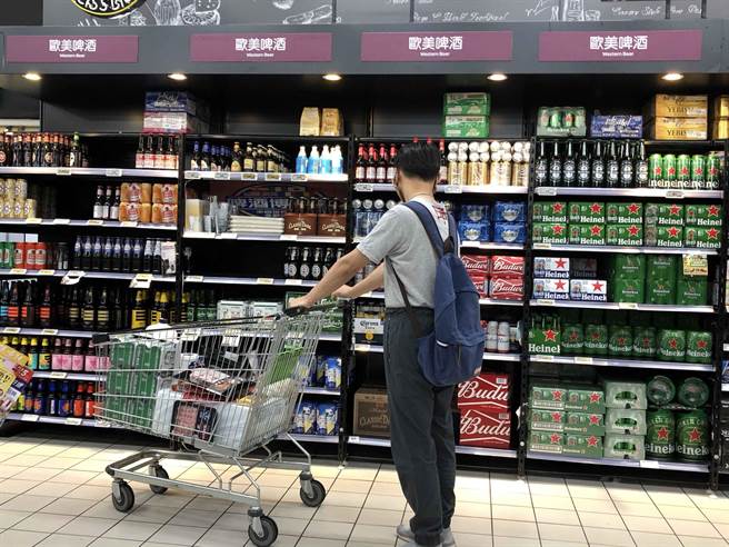 饮料、酒水等也是许多民眾採购的目标。（林欣仪摄）