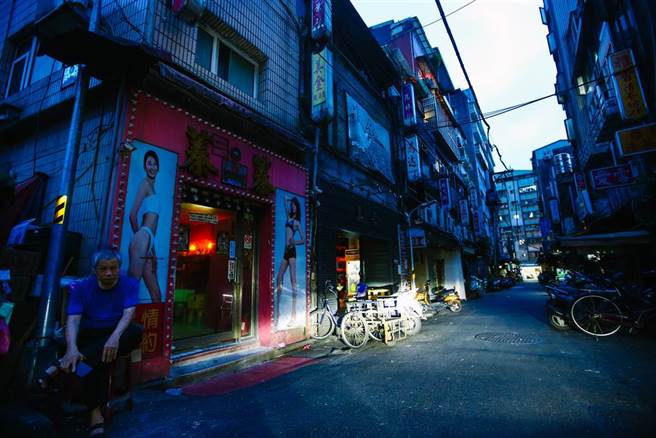 台北市万华茶室女染疫，台北市长柯文哲下令所有茶室停止营业，13日三水街延伸出去的茶艺馆整条空荡荡，只剩下等着消毒的店家，加上遇上大停电，显得更冷清。（邓博仁摄）