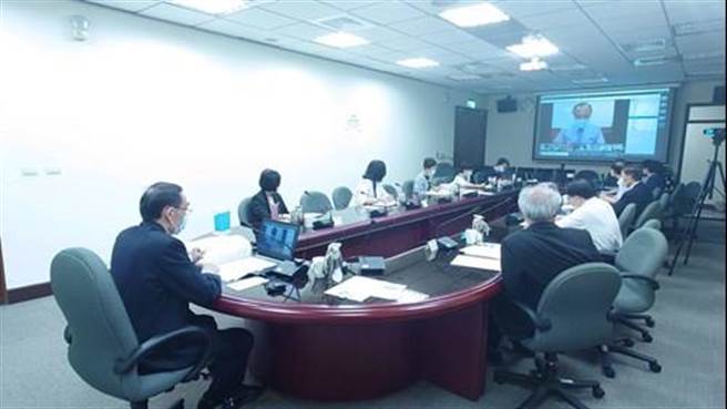 法務部長蔡清祥13日下午召集所屬舉行視訊會議，因應疫情警戒升級。(法務部提供)