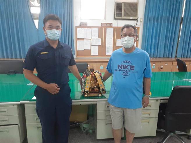 新市警找回被窃「玄佐将军」神尊，庙方人员前往致谢并迎回神尊。（读者提供／刘秀芬台南传真）