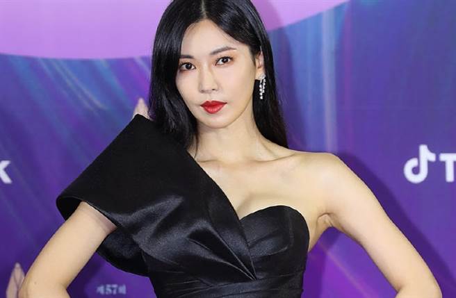 金素妍今晚性感现身百想艺术大赏，并成功拿下视后宝座。(取自韩网)