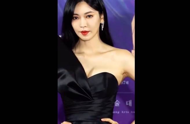 金素妍辣秀傲人身材。(取自微博)