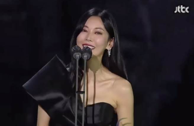 金素妍封后，甜谢丈夫李尚禹支持。(取自微博)