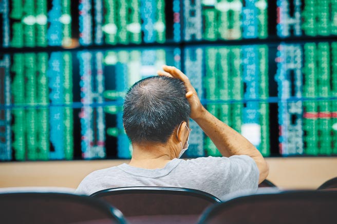 疫情升温引爆台股恐慌性杀盘，盘中一度重挫1417点，创史上盘中最大跌点，终场指数下跌680点，收在1万5902点，失守万六关卡，勉强守住半年线1万5566点。（郭吉铨摄）