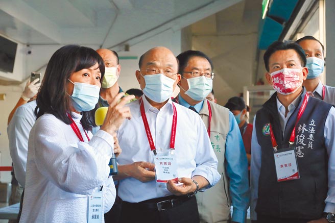 行政院长苏贞昌（前左2）12日下午由台南市长黄伟哲（右3）等人陪同，前往视察全大运防疫措施，听取全大运执委会主委苏慧贞（前左）解说相关防疫作为。（中央社）