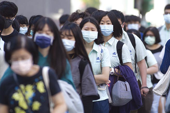 新冠肺炎疫情持續升溫，多數民眾外出時，已主動全程佩戴口罩。（杜宜諳攝）