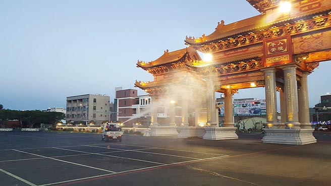 台南市環保局昨天傍晚派員消毒鹿耳門聖母廟周遭環境。（台南市環保局提供／曹婷婷台南傳真）