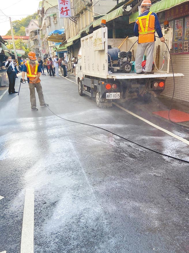 新北市长侯友宜12日前往五股成州市场视察清毒工作指示，加强五股、三重及中永和等4区清消作业，中央流行疫情指挥中心虽未公布这几区足迹，新北仍扩大匡列採检。（戴上容摄）