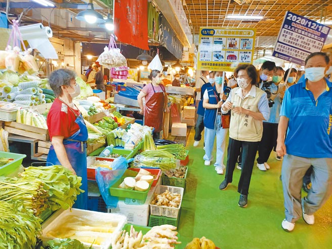 宜兰县长林姿妙（右二）12日前往罗东镇民生市场关心防疫状况，同时帮商家们加油打气。（胡健森摄）