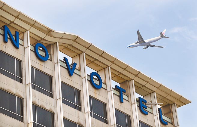 華航機師染疫導致諾富特群聚感染，更造成國內疫情升溫，PTT網友爆料造成諾富特群聚感染的元凶，是上月曾與衛福部召開協調會討論放寬航空機組員防疫措施的民進黨立委范雲。圖為，1架華航班機1日飛越諾富特飯店上空。（本報資料照片）